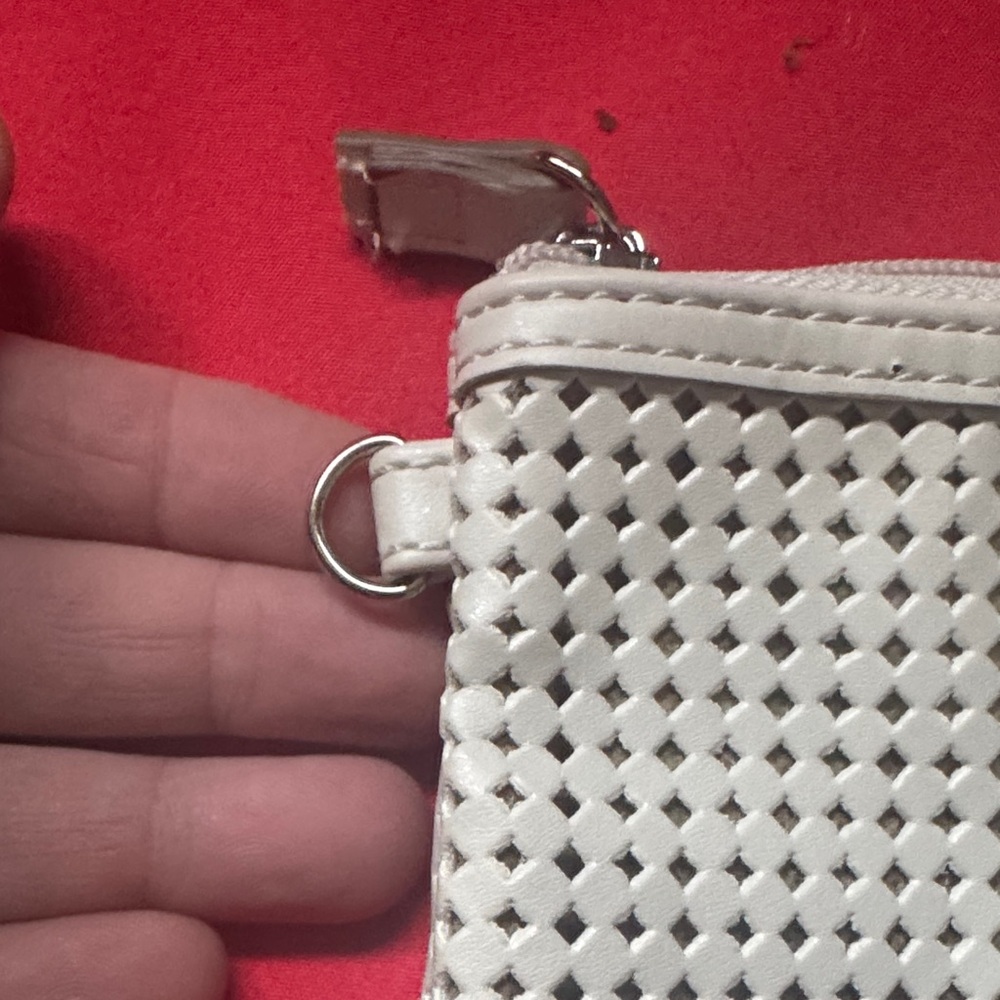 Nine West Cream Perforated Wristlet MISSING STRAP But still in great condition - Picture 2 of 7
